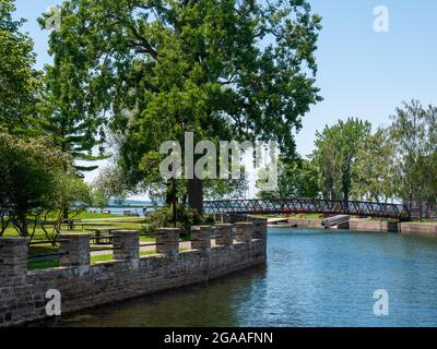 Lachine Kanal Wasser szenischer Blick auf umweltfreundliche Suburbia reich an grünen Bäumen Stockfoto