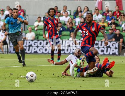 Austin, Texas, USA. Juli 2021. Der Qatar Mittelfeldspieler ABDELAZIZ HATIM (6) hat sich in der ersten Hälfte des CONCACAF Gold Cup Halbfinales zwischen den USA und Katar am 29. Juli 2021 in Austin, Texas, mit dem US-Mittelfeldspieler JAMES SANDS (16) und dem Mittelfeldspieler KELLYN ACOSTA (23) verquatert. Die Vereinigten Staaten gewannen 1:0. (Bild: © Scott Coleman/ZUMA Press Wire) Stockfoto