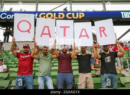 Austin, Texas, USA. Juli 2021. Eine Gruppe von Qatar-Anhängern vor dem Start des CONCACAF Gold Cup Halbfinales zwischen den Vereinigten Staaten und Katar am 29. Juli 2021 in Austin, Texas. Die Vereinigten Staaten gewannen 1:0. (Bild: © Scott Coleman/ZUMA Press Wire) Stockfoto