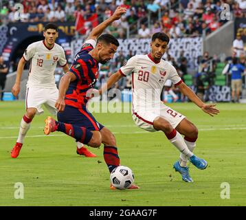 Austin, Texas, USA. Juli 2021. Der US-Mittelfeldspieler SEBASTIAN LLETGET (17) schiebt den Ball gegen den Qatar-Mittelfeldspieler ABDULLAH AL AHRAK (20) während der zweiten Hälfte des CONCACAF Gold Cup Halbfinales zwischen den USA und Katar am 29. Juli 2021 in Austin, Texas. Die Vereinigten Staaten gewannen 1:0. (Bild: © Scott Coleman/ZUMA Press Wire) Stockfoto