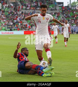 Austin, Texas, USA. Juli 2021. Der US-Verteidiger SHAQ MOORE (20) fordert den katarischen Verteidiger HOMAM AHMED (14) in der zweiten Hälfte des CONCACAF Gold Cup-Halbfinales zwischen den USA und Katar am 29. Juli 2021 in Austin, Texas, auf. Die Vereinigten Staaten gewannen 1:0. (Bild: © Scott Coleman/ZUMA Press Wire) Stockfoto