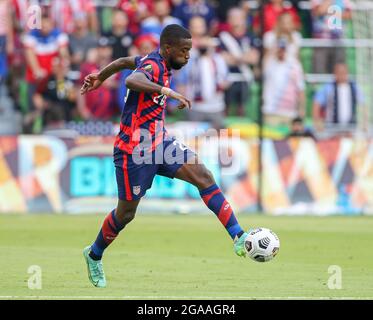 Austin, Texas, USA. Juli 2021. Der US-Verteidiger SHAQ MOORE (20) bewegt den Ball in der zweiten Hälfte des CONCACAF Gold Cup Halbfinales zwischen den USA und Katar am 29. Juli 2021 in Austin, Texas. Die Vereinigten Staaten gewannen 1:0. (Bild: © Scott Coleman/ZUMA Press Wire) Stockfoto