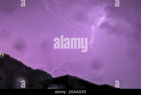 Srinagar, Indien. Juli 2021. Blitzschläge während eines Gewitters in der Stadt Srinagar.Blitzschläge während eines Gewitters in der Stadt Srinagar am Mittwoch. Kredit: SOPA Images Limited/Alamy Live Nachrichten Stockfoto