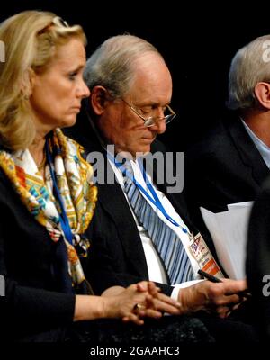 Washington, DC - 31. Mai 2008 -- der Senator der Vereinigten Staaten, Carl Levin (Demokrat von Michigan), blickt auf seine Notizen, während er den Aussagen während der Sitzung des Ausschusses für Regeln und Gesetzmäßigkeiten des Demokratischen Nationalkomitees (DNC) im Marriott Wardman Park Hotel am Samstag, dem 31. Mai 2008, folgt.Quelle: Ron Sachs/CNP.(EINSCHRÄNKUNG: KEINE Zeitungen oder Zeitungen in New York oder New Jersey im Umkreis von 75 km von New York City) Stockfoto