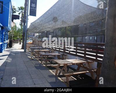 Los Angeles, Kalifornien, USA 29. Mai 2021 EINE allgemeine Sicht auf die Atmosphäre des Essens im Freien am Sunset Blvd am 29. Juli 2021 in West Hollywood, Kalifornien, USA. Foto von Barry King/Alamy Stockfoto Stockfoto