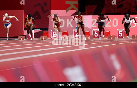 Tokio, Japan. Juli 2021. GE Manqi (3. L) aus China tritt während der 100-m-Hitze der Frauen bei den Olympischen Spielen 2020 in Tokio, Japan, am 30. Juli 2021 an. Quelle: Wang Lili/Xinhua/Alamy Live News Stockfoto