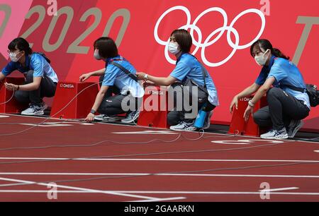 Tokio, Japan. Juli 2021. Mitarbeiter bereiten sich auf die 100-m-Vorläufe der Frauen bei den Olympischen Spielen 2020 in Tokio, Japan, 30. Juli 2021, vor. Quelle: Li Ming/Xinhua/Alamy Live News Stockfoto