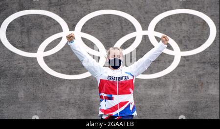 Die britische Bethany Shriever sammelt am siebten Tag der Olympischen Spiele in Tokio 2020 in Japan ihre Goldmedaille für das Cycling BMX Racing im Ariake Urban Sports Park. Bilddatum: Freitag, 30. Juli 2021. Stockfoto