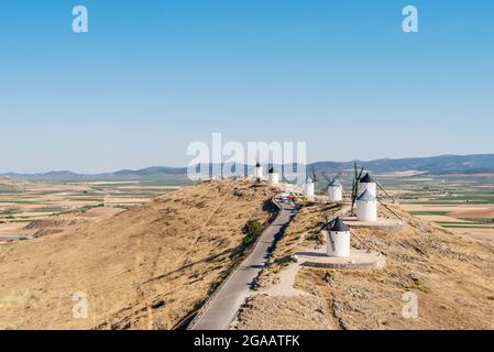 Straße in der Mitte der Windmühlen auf der Spitze eines Hügels Stockfoto