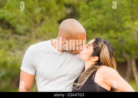 Porträt von Fitness-Paar umarmt und küsst Stockfoto