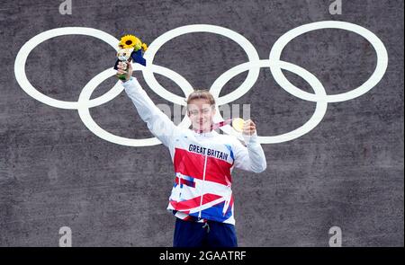 Die britische Bethany Shriever sammelt am siebten Tag der Olympischen Spiele in Tokio 2020 in Japan ihre Goldmedaille für das Cycling BMX Racing im Ariake Urban Sports Park. Bilddatum: Freitag, 30. Juli 2021. Stockfoto