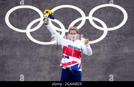 Die britische Bethany Shriever sammelt am siebten Tag der Olympischen Spiele in Tokio 2020 in Japan ihre Goldmedaille für das Cycling BMX Racing im Ariake Urban Sports Park. Bilddatum: Freitag, 30. Juli 2021. Stockfoto