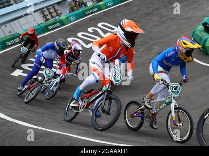 Tokio, Japan. Juli 2021. Mariana Pajon (1. R) aus Kolumbien und Merel Smulders (2. R) aus den Niederlanden treten beim BMX-Finale der Frauen bei den Olympischen Spielen 2020 in Tokio, Japan, am 30. Juli 2021 an. Quelle: Lan Hongguang/Xinhua/Alamy Live News Stockfoto