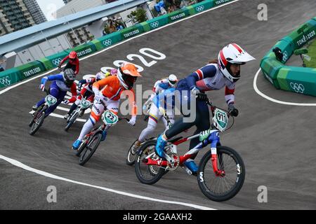 Tokio, Japan. Juli 2021. Bethany Shriever (1. R) aus Großbritannien und Merel Smulders (4. R) aus den Niederlanden treten beim BMX-Finale der Frauen bei den Olympischen Spielen 2020 in Tokio, Japan, am 30. Juli 2021 an. Quelle: Lan Hongguang/Xinhua/Alamy Live News Stockfoto