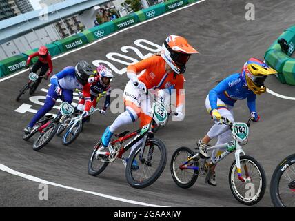 Tokio, Japan. Juli 2021. Mariana Pajon (1. R) aus Kolumbien und Merel Smulders (2. R) aus den Niederlanden treten beim BMX-Finale der Frauen bei den Olympischen Spielen 2020 in Tokio, Japan, am 30. Juli 2021 an. Quelle: Lan Hongguang/Xinhua/Alamy Live News Stockfoto