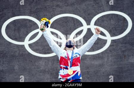 Die britische Bethany Shriever sammelt am siebten Tag der Olympischen Spiele in Tokio 2020 in Japan ihre Goldmedaille für das Cycling BMX Racing im Ariake Urban Sports Park. Bilddatum: Freitag, 30. Juli 2021. Stockfoto