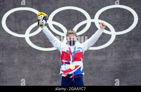 Die britische Bethany Shriever sammelt am siebten Tag der Olympischen Spiele in Tokio 2020 in Japan ihre Goldmedaille für das Cycling BMX Racing im Ariake Urban Sports Park. Bilddatum: Freitag, 30. Juli 2021. Stockfoto