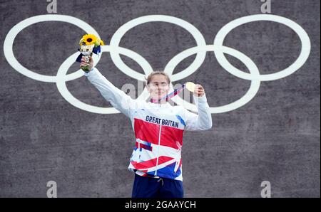 Die britische Bethany Shriever sammelt am siebten Tag der Olympischen Spiele in Tokio 2020 in Japan ihre Goldmedaille für das Cycling BMX Racing im Ariake Urban Sports Park. Bilddatum: Freitag, 30. Juli 2021. Stockfoto