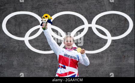 Die britische Bethany Shriever sammelt am siebten Tag der Olympischen Spiele in Tokio 2020 in Japan ihre Goldmedaille für das Cycling BMX Racing im Ariake Urban Sports Park. Bilddatum: Freitag, 30. Juli 2021. Stockfoto