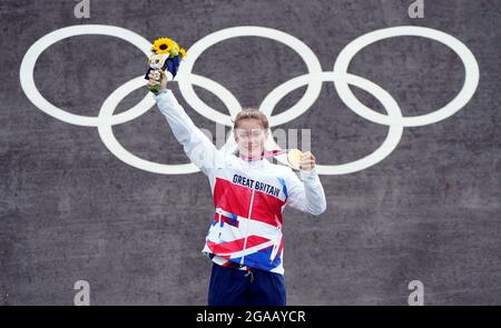 Die britische Bethany Shriever sammelt am siebten Tag der Olympischen Spiele in Tokio 2020 in Japan ihre Goldmedaille für das Cycling BMX Racing im Ariake Urban Sports Park. Bilddatum: Freitag, 30. Juli 2021. Stockfoto