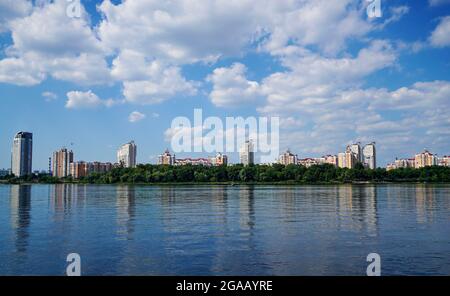 Panorama der Kiewer Stadtlandschaft des Flusses Dnipro. Stockfoto