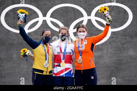 Die britische Bethany Shriever holt ihre Goldmedaille zusammen mit der kolumbianischen Mariana Pajon (Silber) und der niederländischen Merel Smulders (Bronze) für das Cycling BMX Racing im Ariake Urban Sports Park am siebten Tag der Olympischen Spiele in Tokio 2020 in Japan. Bilddatum: Freitag, 30. Juli 2021. Stockfoto