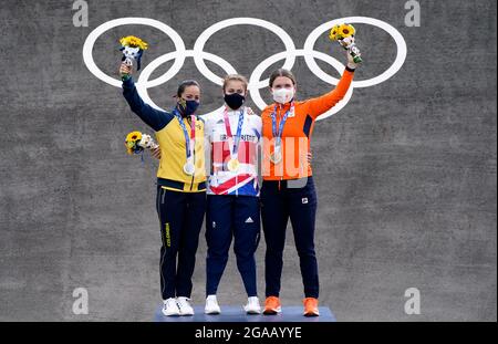 Die britische Bethany Shriever holt ihre Goldmedaille zusammen mit der kolumbianischen Mariana Pajon (Silber) und der niederländischen Merel Smulders (Bronze) für das Cycling BMX Racing im Ariake Urban Sports Park am siebten Tag der Olympischen Spiele in Tokio 2020 in Japan. Bilddatum: Freitag, 30. Juli 2021. Stockfoto