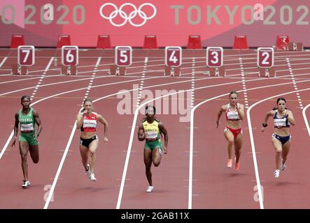 Tokio, Japan. Juli 2021. Shelly-Ann Fraser-Pryce aus Jamaika (C) nimmt am Freitag, den 29. Juli 2021, bei den Olympischen Sommerspielen in Tokio (Japan) in einer Vorrunde der Frauen mit 100 m Platz die Leichtathletik-Konkurrenz ab. Foto von Bob Strong/UPI. Kredit: UPI/Alamy Live Nachrichten Stockfoto