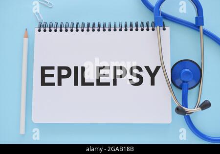 Konzeptuelle Handschrift Text Epilepsie. Medizinische Versorgung Gesundheitskonzept auf hellblauem Hintergrund geschrieben Stockfoto