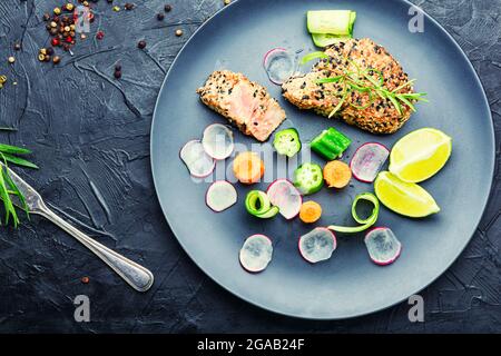 Fischsalat mit Thunfisch, Limette, Okra, Rettich und Karotten Stockfoto