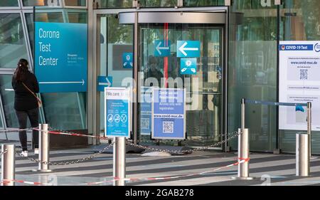 München, Deutschland. Juli 2021. Eine Frau steht vor einem Corona-Testzentrum am Flughafen. Im Freistaat Bayern haben die Ferien begonnen. Kredit: Peter Kneffel/dpa/Alamy Live Nachrichten Stockfoto