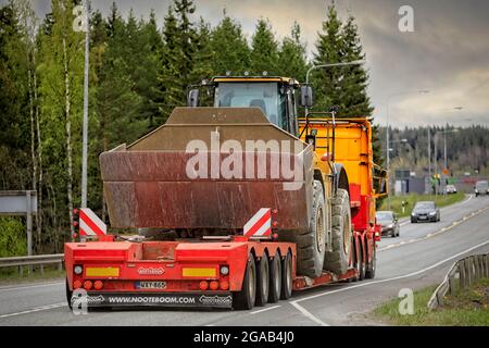 Scania LKW der PHP Group transportiert Cat Radlader auf Nooteboom Schwanenhals Anhänger auf Highway 2. Jokioinen, Finnland. 14.Mai 2021. Stockfoto