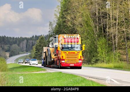 Kundenspezifischer Scania-LKW der PHP Group transportiert Radlader auf Schwanenhals-Anhänger auf dem Highway 52. Salo, Finnland. 15.Mai 2021. Stockfoto