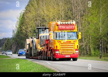 Kundenspezifischer Scania-LKW der PHP Group transportiert Radlader auf Schwanenhals-Anhänger auf dem Highway 52. Salo, Finnland. 15.Mai 2021. Stockfoto