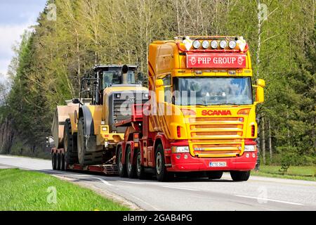 Kundenspezifischer Scania-LKW der PHP Group transportiert Radlader auf Schwanenhals-Anhänger auf dem Highway 52. Salo, Finnland. 15.Mai 2021. Stockfoto