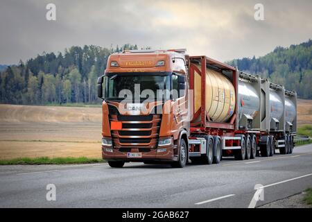 Scania S730 LKW von AH-Trans Oy transportiert vier chemische Tankcontainer auf der Straße, ADR-Codes bezeichnen Natrium. Langer Transport. Salo, Finnland. 15.Mai 2021. Stockfoto