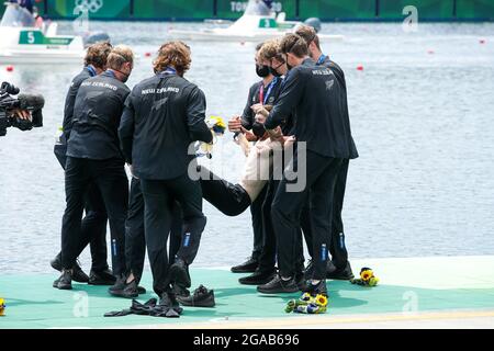 TOKIO, JAPAN - JULI 30: Herren 8 Ruderer Thomas Mackintosh aus Neuseeland, Herren 8 Ruderer Hamish Bond aus Neuseeland, Herren 8 Ruderer Tom Murray aus Neuseeland, Herren 8 Ruderer Michael Brake aus Neuseeland, Herren 8 Ruderer Daniel Williamson aus Neuseeland, Herren 8 Rower Phillip Wilson aus Neuseeland, Herren 8 Rower Shaun Kirkham aus Neuseeland, Herren 8 Rower Matt Macdonald aus Neuseeland, Herren 8 Rower Sam Bosworth aus Neuseeland im Wettbewerb auf Men's Eight während der Olympischen Spiele in Tokio 2020 auf dem Sea Forest Waterway am 30. Juli, 2021 in Tokio, Japan (Foto: Pim Waslander/Orange Picturs) NOCNSF Stockfoto