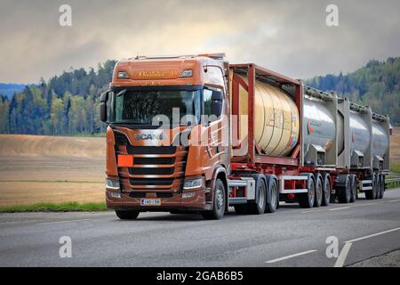 Scania S730 LKW von AH-Trans Oy transportiert vier chemische Tankcontainer auf der Straße, ADR-Codes bezeichnen Natrium. Langer Transport. Salo, Finnland. 15.Mai 2021. Stockfoto