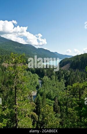 Blick auf den Daisy Lake, von einem Aussichtspunkt im Brandywine Falls Provincial Park aus gesehen. (Nahe Whistler, BC) Stockfoto