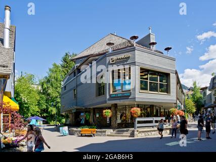 Pangea Pod Hotel in Whistler Village im Sommer 2021. Whistler, British Columbia, Kanada. Stockfoto