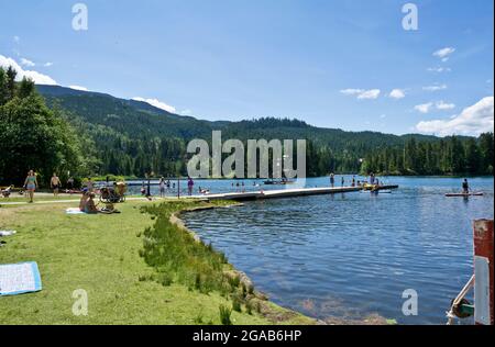 Alpha Lake in Whistler, British Columbia, mit Wasseraktivitäten und Sonnenbaden. Stockfoto