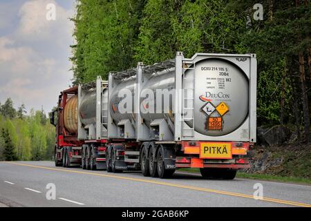 Scania LKW transportiert vier chemische Tankcontainer auf der Autobahn 52, ADR-Codes für Natrium. Langer Transport, Rückansicht. Salo, Finnland. 15.Mai 2021. Stockfoto