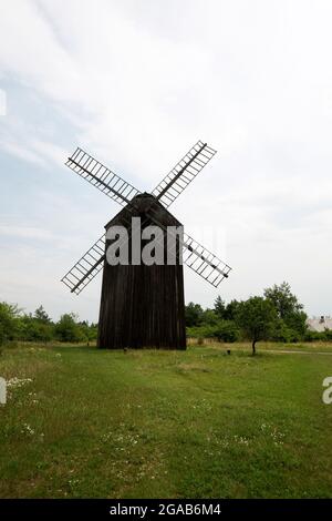 Alte hölzerne Windmühle auf einer Lichtung Stockfoto