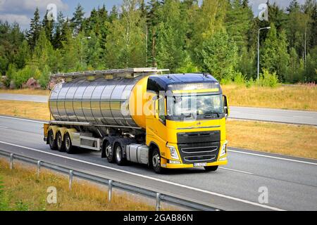 Gelber Volvo FH 460 Semi-Tanker für den Transport von Lebensmitteln auf der Autobahn E18 in Richtung Osten nach Helsinki an einem sonnigen Morgen. Salo, Finnland. 23. Juli 2021. Stockfoto