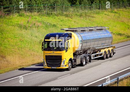 Gelber Volvo FH 460 Semi-Tanker für den Transport von Lebensmitteln auf der Autobahn E18 in westlicher Richtung nach Turku an einem sonnigen Tag. Salo, Finnland. 23. Juli 2021. Stockfoto