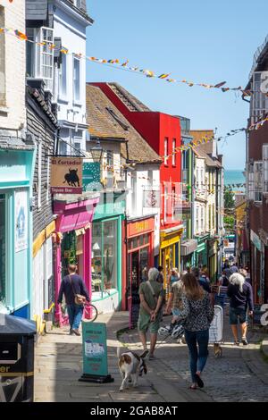 Folkestone, die Old High Street, eine steile, enge Kopfsteinpflasterstraße, heute eine Fußgängerzone im Creative Quarter, Kent, Großbritannien Stockfoto