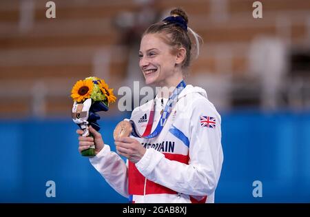 Die britische Bryony Page posiert mit ihrer Bronzemedaille, nachdem sie am siebten Tag der Olympischen Spiele in Tokio 2020 in Japan im Ariake Gymnastic Center den dritten Platz im Trampolinturnen der Frauen belegt hatte. Bilddatum: Freitag, 30. Juli 2021. Stockfoto