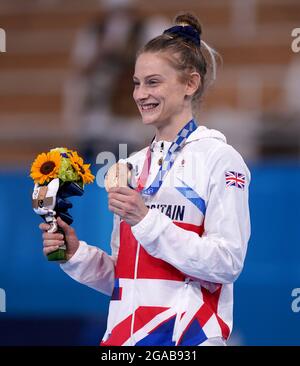 Die britische Bryony Page posiert mit ihrer Bronzemedaille, nachdem sie am siebten Tag der Olympischen Spiele in Tokio 2020 in Japan im Ariake Gymnastic Center den dritten Platz im Trampolinturnen der Frauen belegt hatte. Bilddatum: Freitag, 30. Juli 2021. Stockfoto