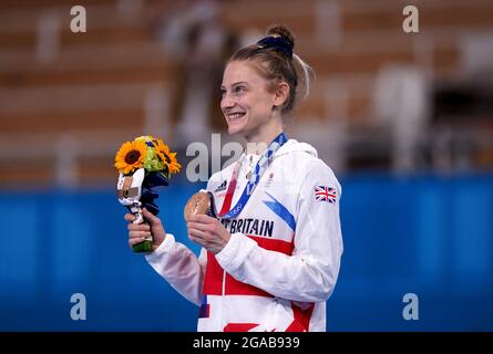 Die britische Bryony Page posiert mit ihrer Bronzemedaille, nachdem sie am siebten Tag der Olympischen Spiele in Tokio 2020 in Japan im Ariake Gymnastic Center den dritten Platz im Trampolinturnen der Frauen belegt hatte. Bilddatum: Freitag, 30. Juli 2021. Stockfoto