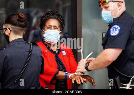 Washington, DC, USA. Juli 2021. Im Bild: Die Kongressabgeordnete Sheila Jackson Lee (D-TX) ist eine von mehreren Aktivisten, die wegen Stimmrechten in einer zivilen Ungehorsam-Aktion verhaftet wurden. Aktivisten blockierten den Eingang zum Hart Senatgebäude, um gegen die Einschränkung der Stimmrechte in den US-Bundesstaaten zu protestieren und den Kongress zu drängen, den for the People Act zu verabschieden. Kredit: Allison Bailey/Alamy Live Nachrichten Stockfoto